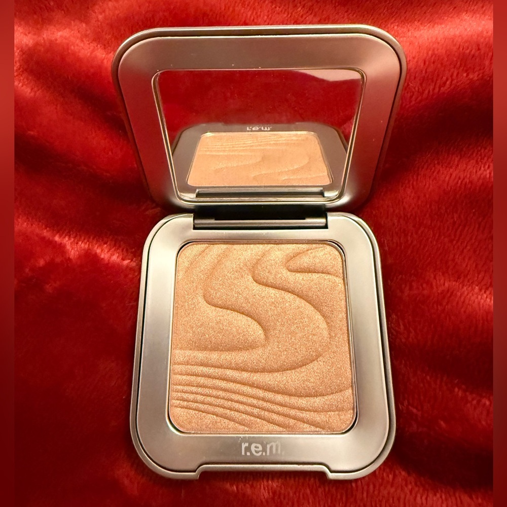 **NWOT** r.e.m. beauty, Interstellar Highlighter Topper, Shade: Miss Saturn